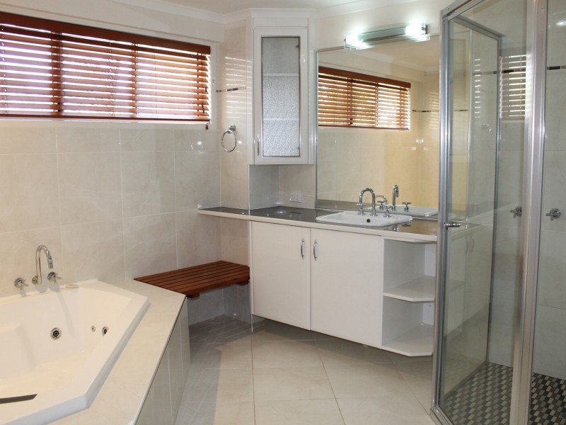 6 Charles Crescent, Tannum Sands QLD 4680