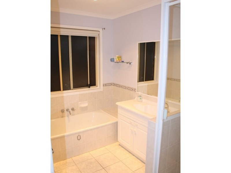 26 CURTIS AVENUE, Boyne Island QLD 4680