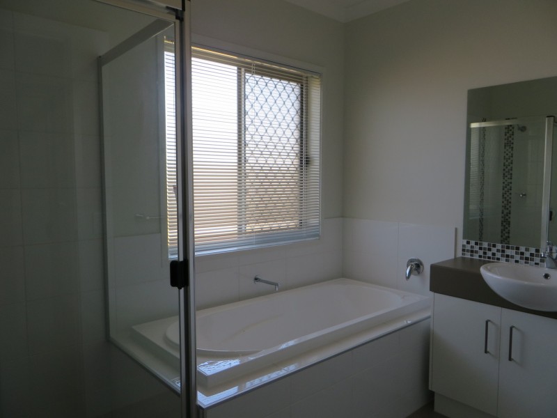24 CLOVER CRESCENT, Boyne Island QLD 4680