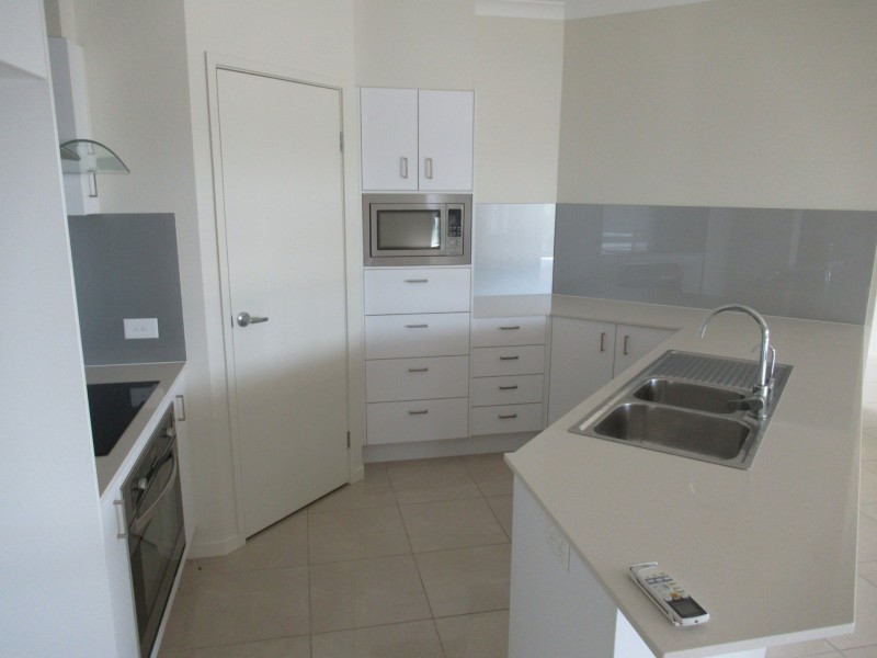 5 PALMERSTON COURT, New Auckland QLD 4680