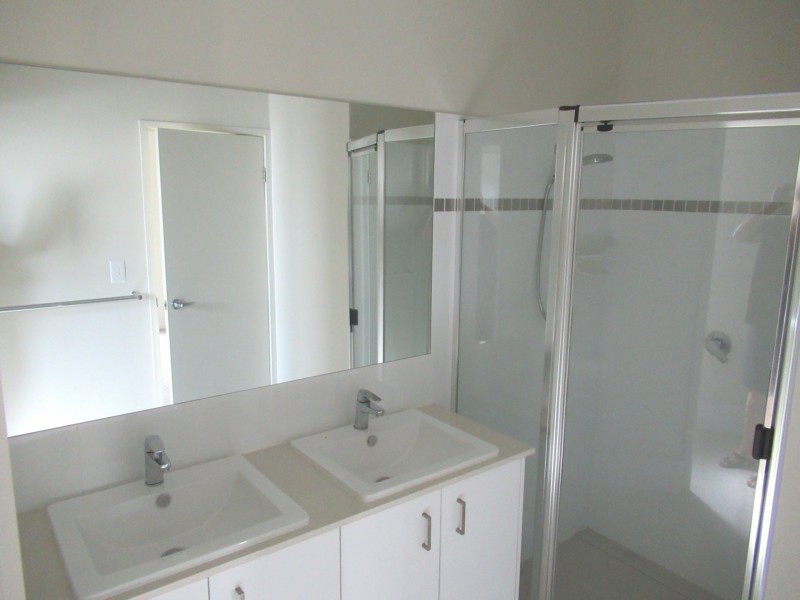 5 PALMERSTON COURT, New Auckland QLD 4680