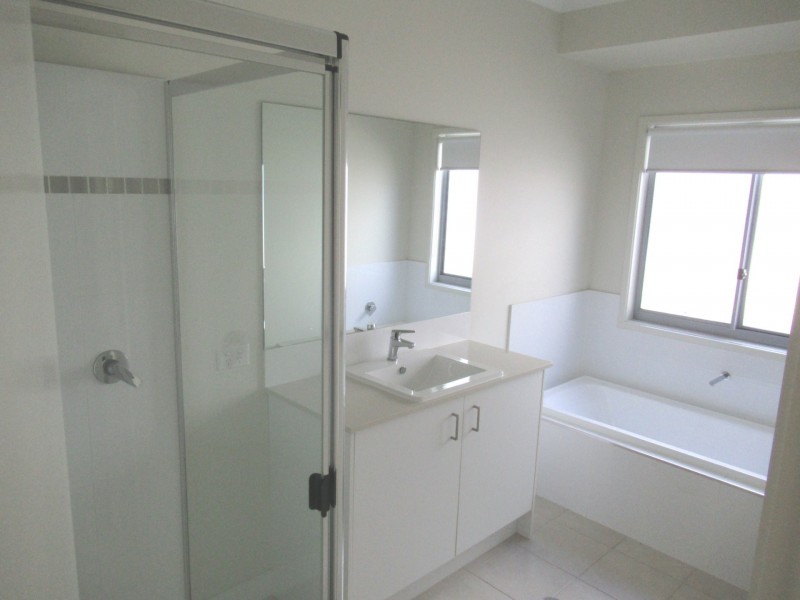 5 PALMERSTON COURT, New Auckland QLD 4680