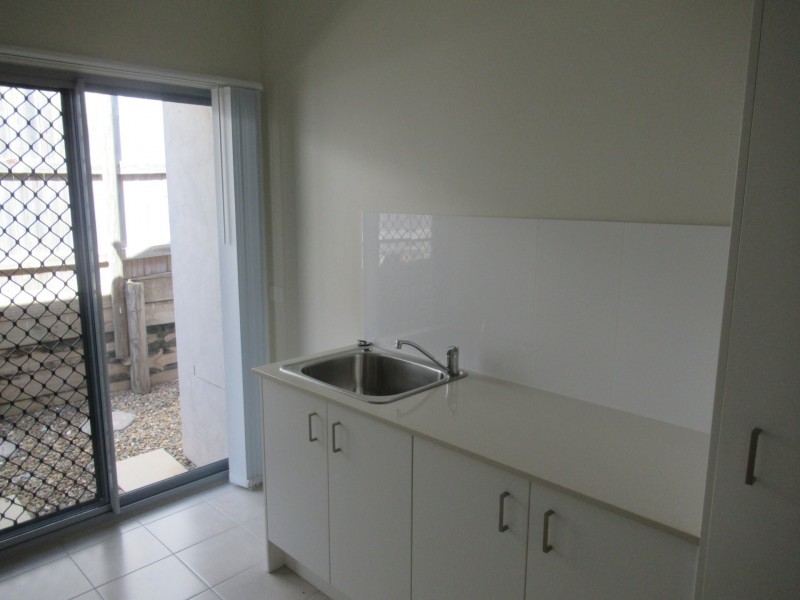 5 PALMERSTON COURT, New Auckland QLD 4680