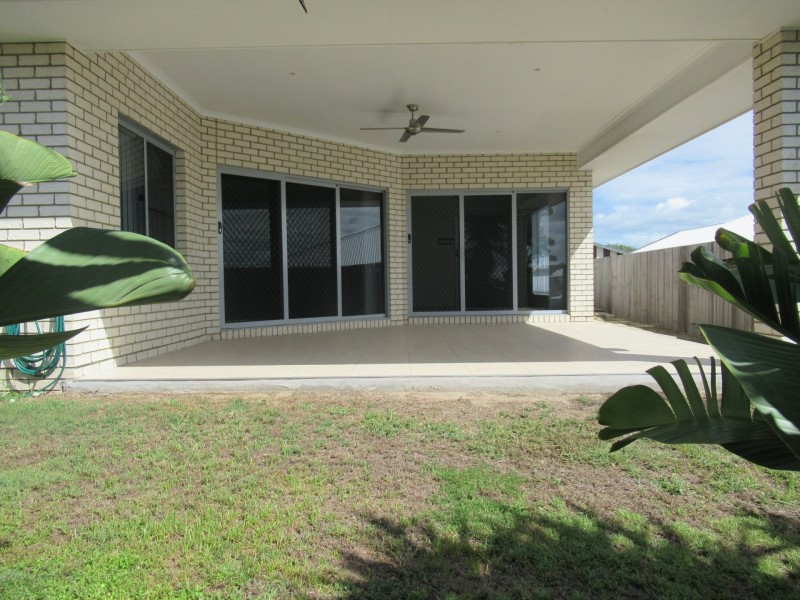 5 PALMERSTON COURT, New Auckland QLD 4680