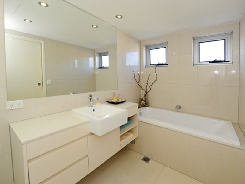 4/2 The Promenade, Boyne Island QLD 4680