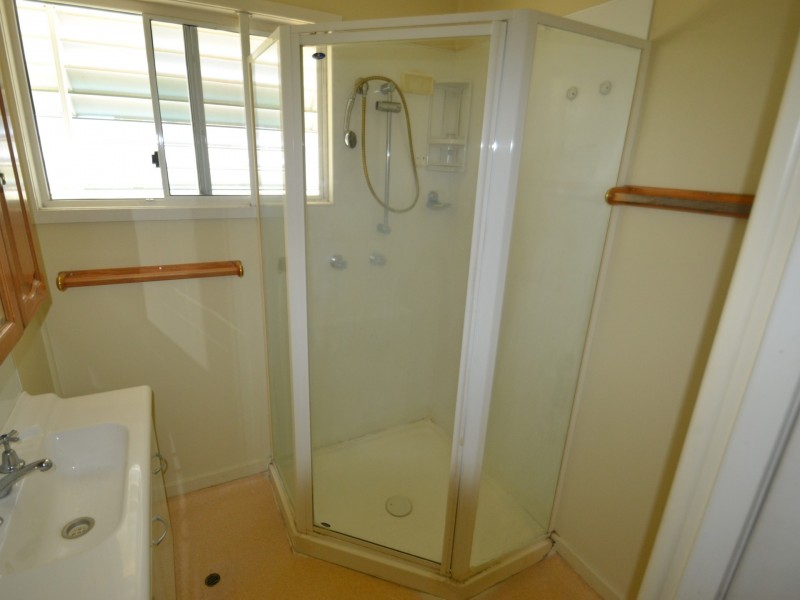 4 Darwen st, Bowen QLD 4805