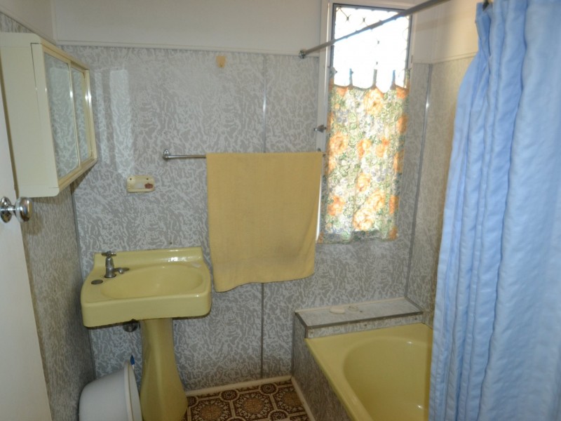 6 Livingstone st, Bowen QLD 4805