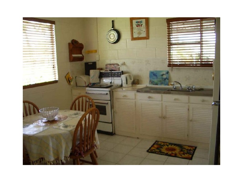 77 Whyte Avenue, Bowen QLD 4805