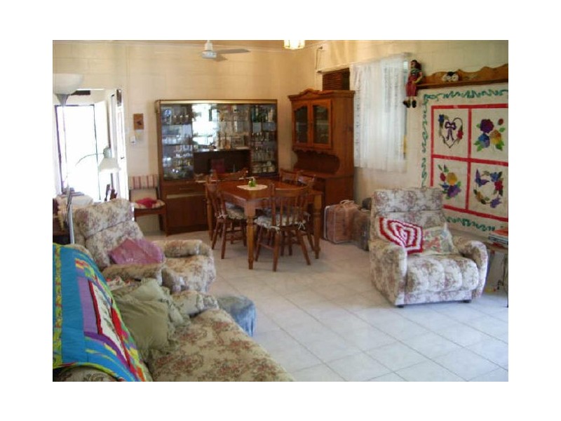 77 Whyte Avenue, Bowen QLD 4805