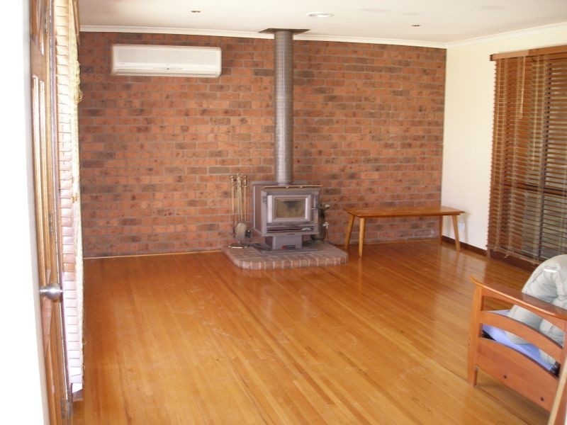 15 Cricket St, Cowwarr VIC 3857