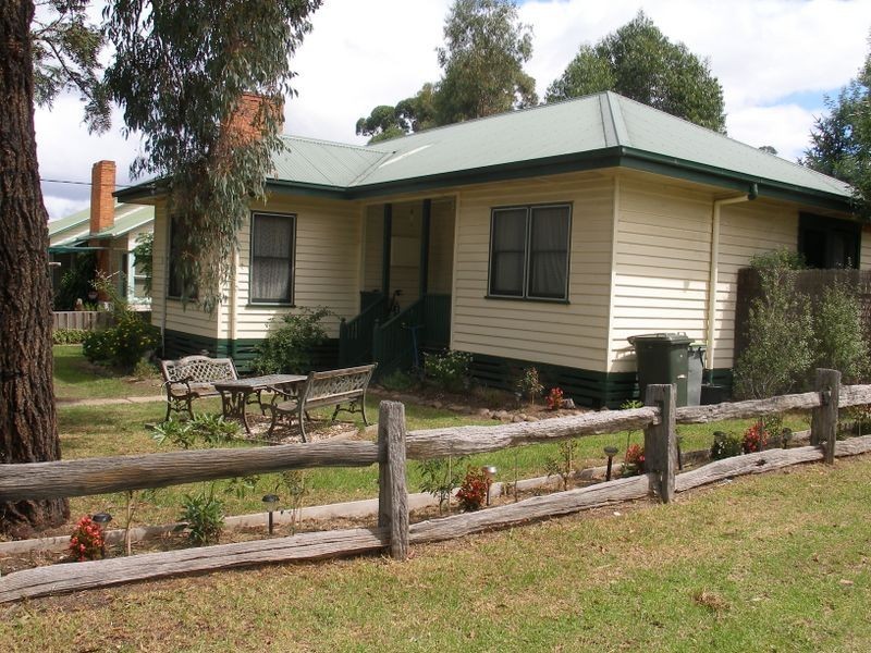 1 Nambrok Avenue, Heyfield VIC 3858