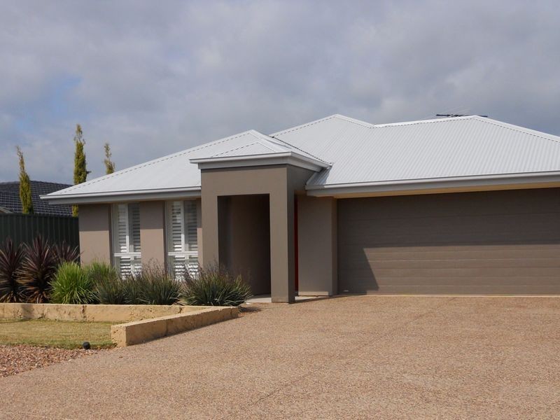 8 Tatura Drive, Munno Para West SA 5115