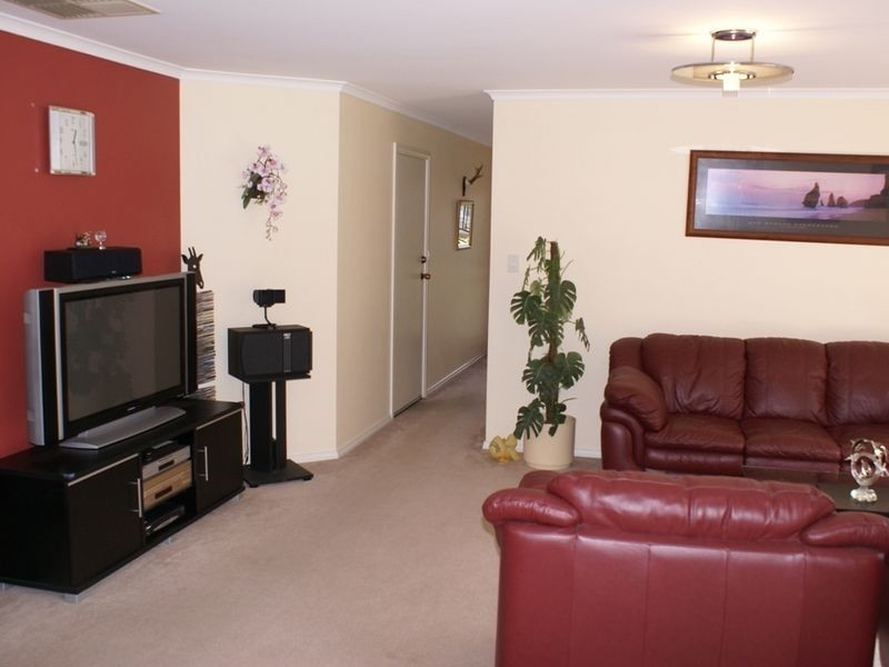 17 Holmeswood Court, Para Hills West SA 5096