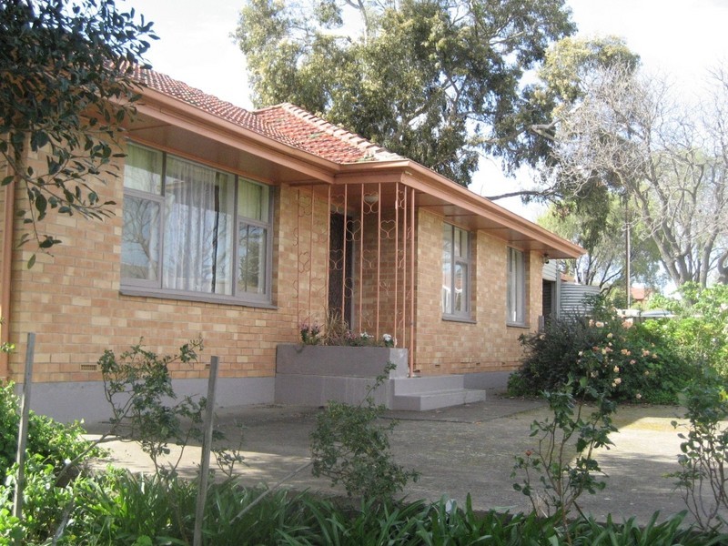 8 Wendy Ave, Valley View SA 5093