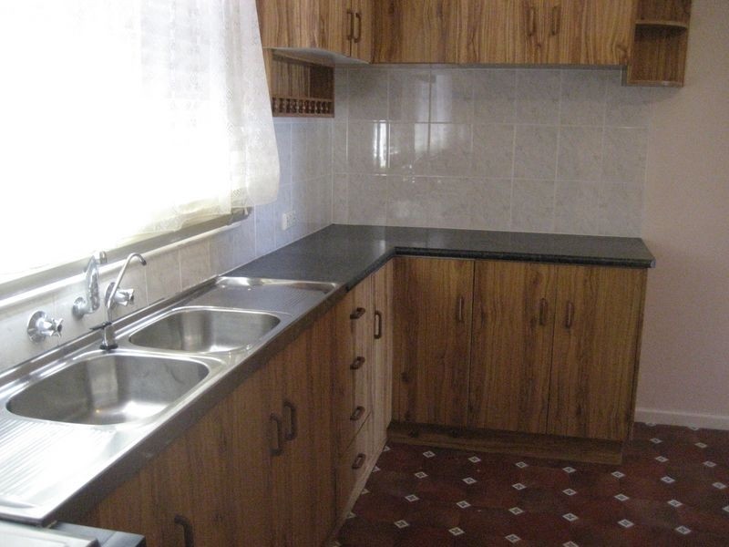 8 Wendy Ave, Valley View SA 5093