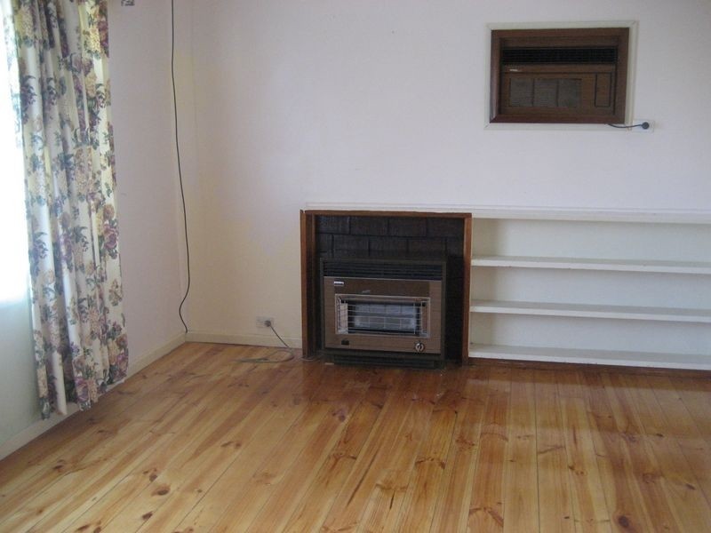 8 Wendy Ave, Valley View SA 5093