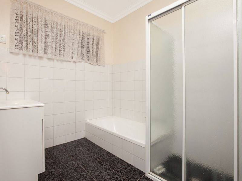 3 Vale Ave, Valley View SA 5093