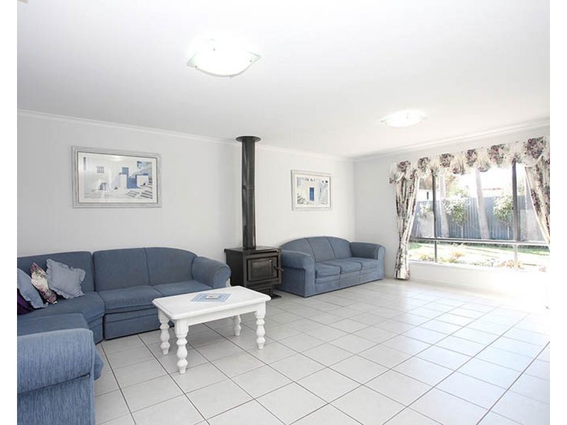 22 Robertson Crescent, Redwood Park SA 5097