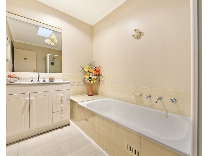 17 Doulton Crescent, Modbury Heights SA 5092