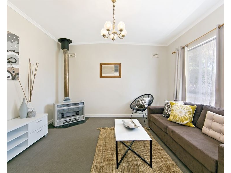 17 Heather Drive, Para Vista SA 5093