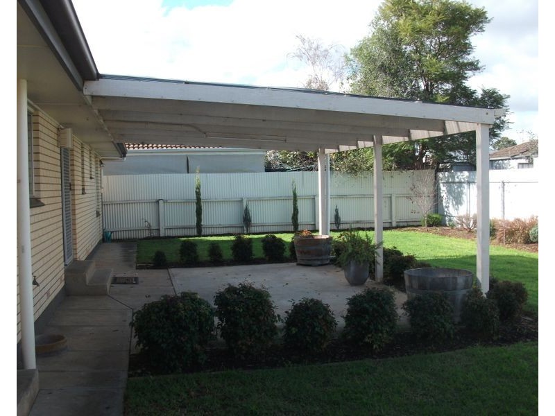 18 Vivian Ct, Para Hills West SA 5096