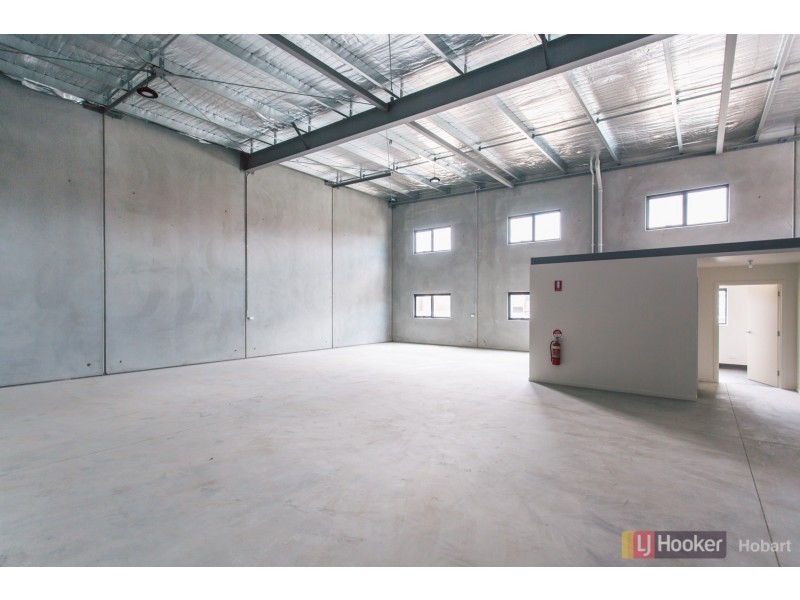 9/11 Runway Place, Cambridge TAS 7170
