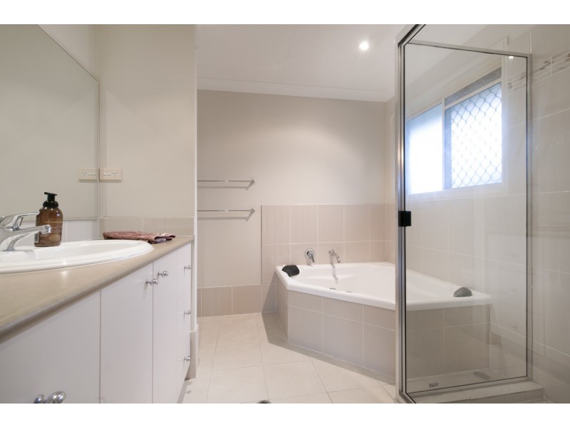 21 Hillside Crescent, Edens Landing QLD 4207
