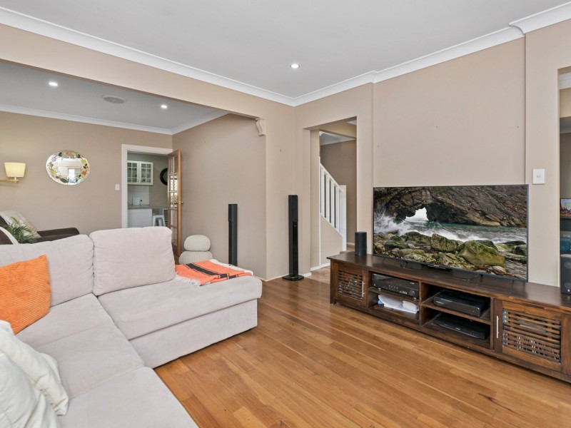 8 Rarotonga Rise, Pacific Pines QLD 4211