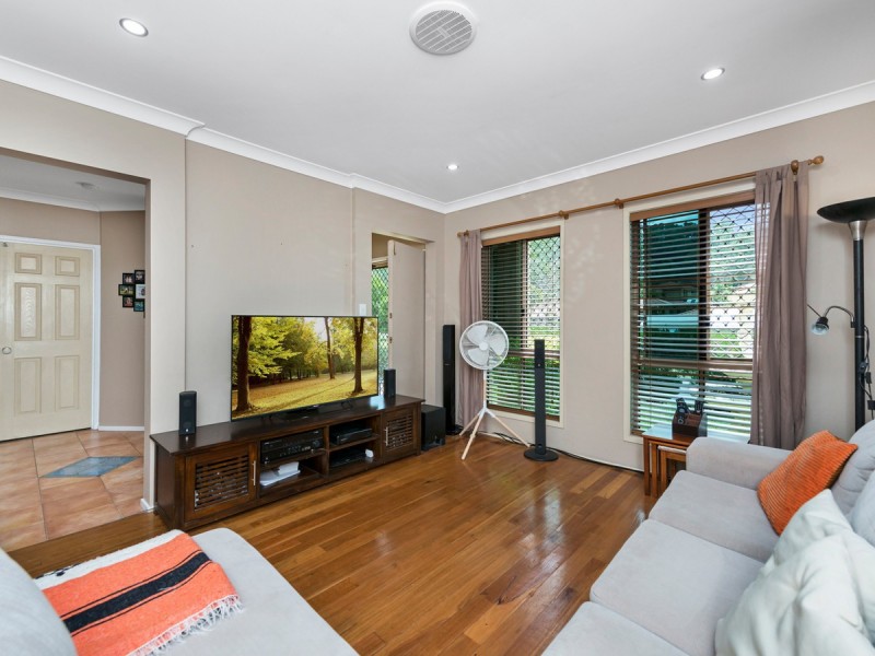 8 Rarotonga Rise, Pacific Pines QLD 4211