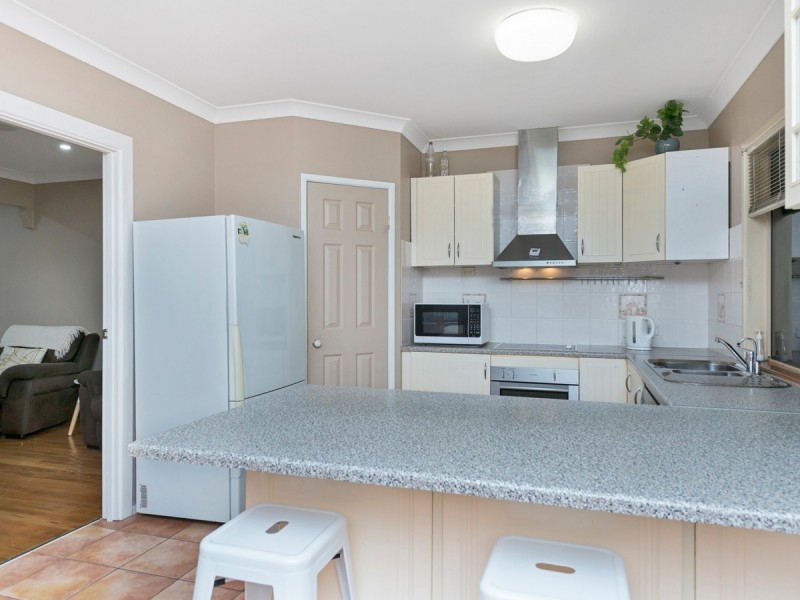 8 Rarotonga Rise, Pacific Pines QLD 4211