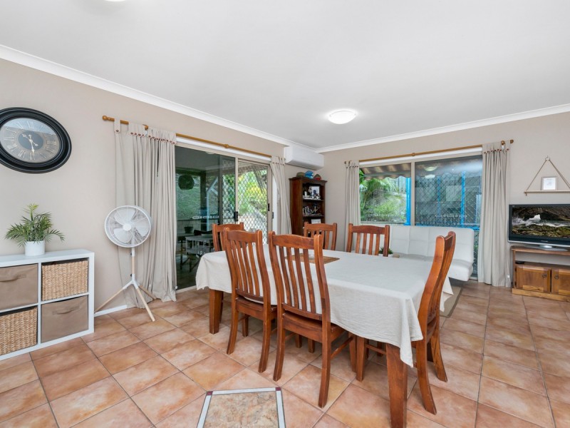 8 Rarotonga Rise, Pacific Pines QLD 4211