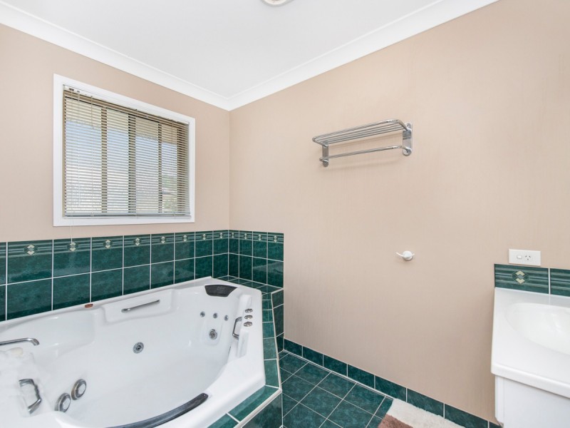 8 Rarotonga Rise, Pacific Pines QLD 4211