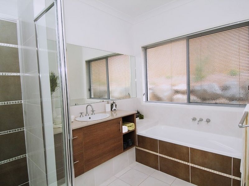 10 Codrington Cct, Pacific Pines QLD 4211