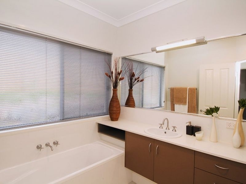 12 Codrington Cct, Pacific Pines QLD 4211