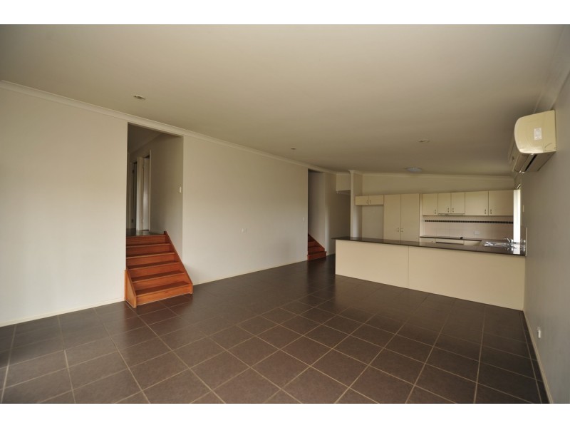 8 Charlton Crescent, Ormeau QLD 4208
