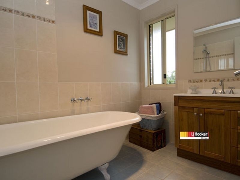 8 Macintosh Ct, Ormeau Hills QLD 4208