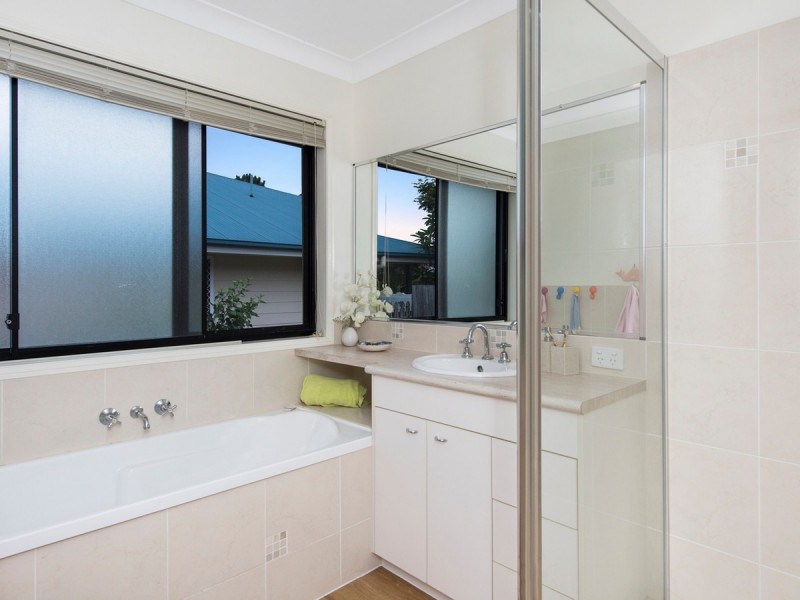 16 Sir Charles Holm Drive, Ormeau Hills QLD 4208