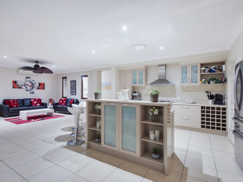 8 Pincally Crescent, Ormeau QLD 4208