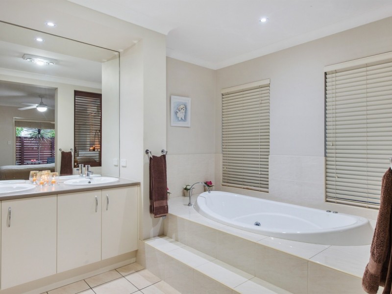 8 Pincally Crescent, Ormeau QLD 4208