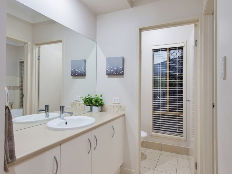 8 Pincally Crescent, Ormeau QLD 4208