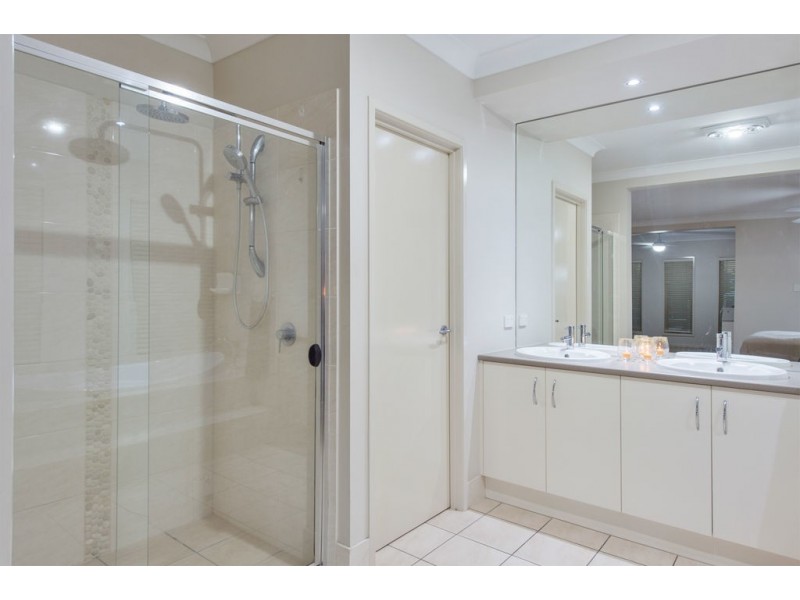 8 Pincally Crescent, Ormeau QLD 4208