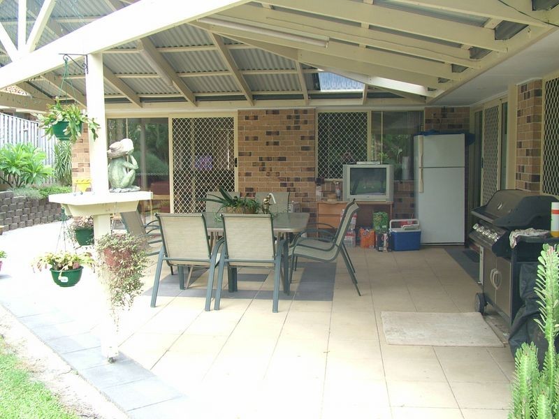 8 White Cap Cls, Pacific Pines QLD 4211