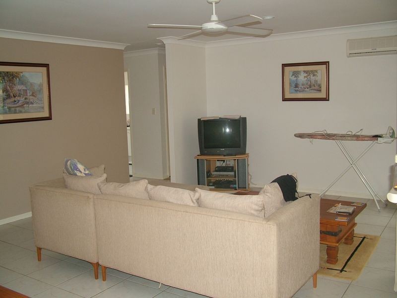 8 White Cap Cls, Pacific Pines QLD 4211
