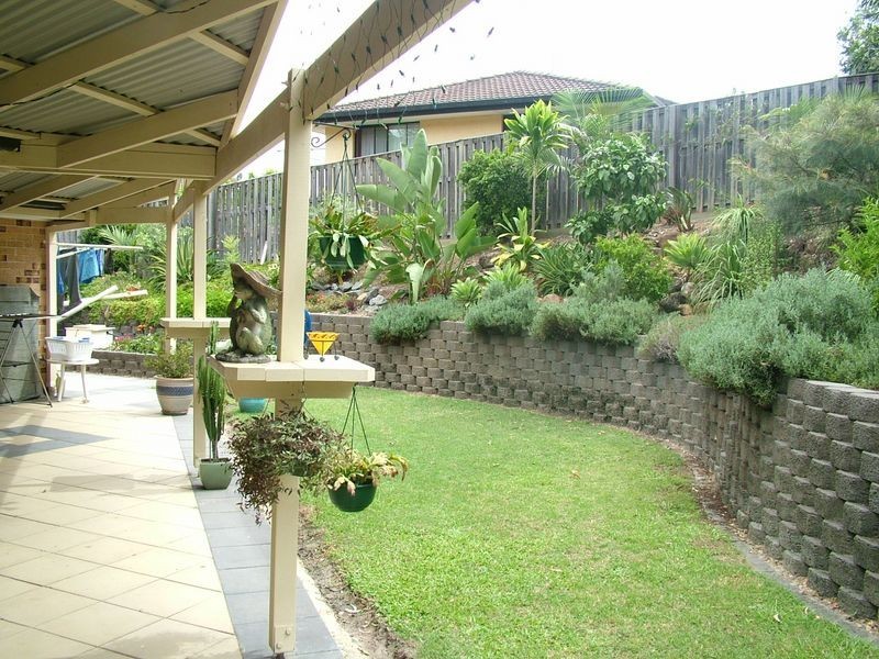 8 White Cap Cls, Pacific Pines QLD 4211