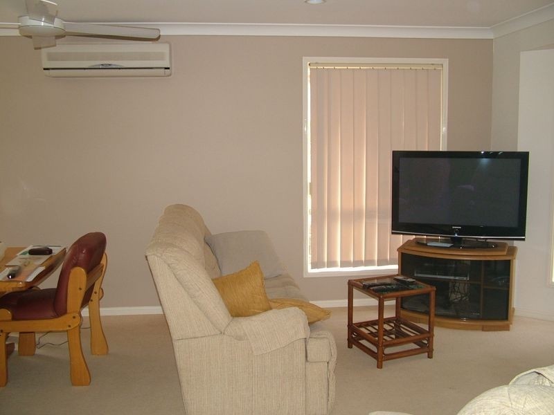 8 White Cap Cls, Pacific Pines QLD 4211