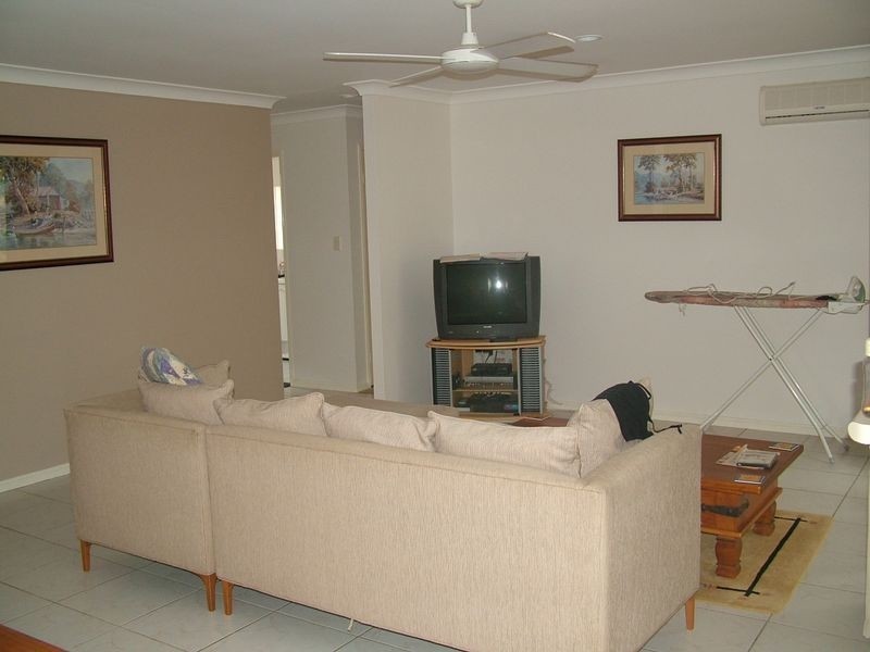 8 White Cap Cls, Pacific Pines QLD 4211
