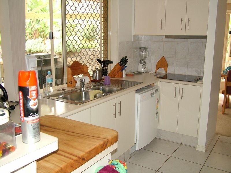 8 White Cap Cls, Pacific Pines QLD 4211