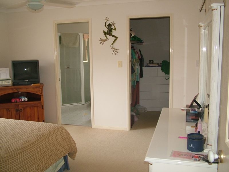 8 White Cap Cls, Pacific Pines QLD 4211