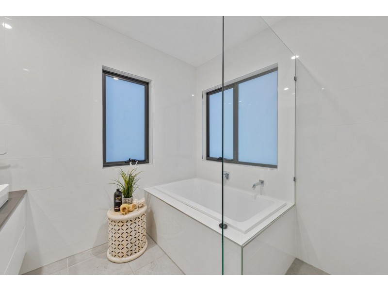 2 Mulkarra Street, Biggera Waters QLD 4216