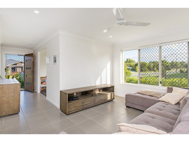 1/54 Azure Way, Pimpama QLD 4209
